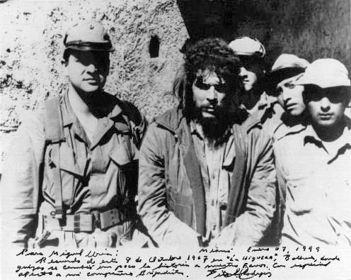 «ارنستو چه گوارا» چنددقیقه قبل از اعدام، در اسارت شبه نظامیان آمریکایی-بولیویایی