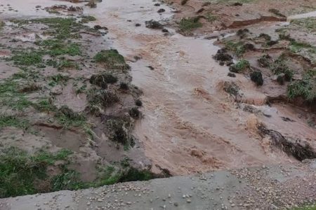 جاده امیدیه _رامشیر_ اهواز به علت بارندگی و سیلاب نشست کرد+عکس