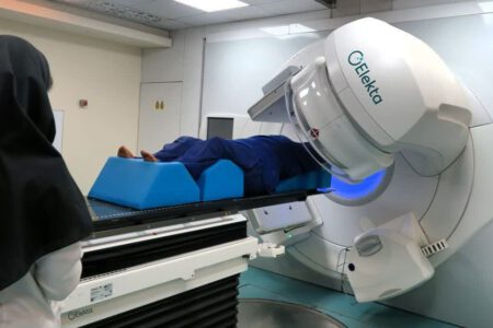 انجام اولین پرتو درمانی توسط دستگاه جدید شتاب‌دهنده در بیمارستان گلستان اهواز